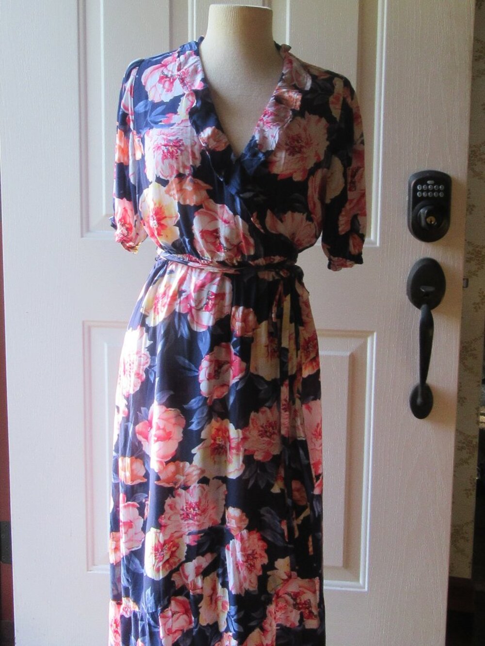 Navy blue and pink floral flowy short-sleeved belted wrap dress Old Navy sz M